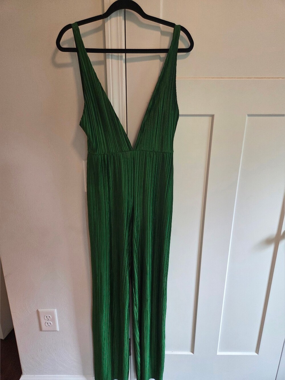 Pretty Little Thing Emerald Green Plissé V-Neck Jumpsuit Womens Size 8